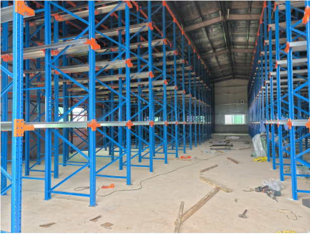  貫通式貨架要如何設計？-深圳貨架廠告